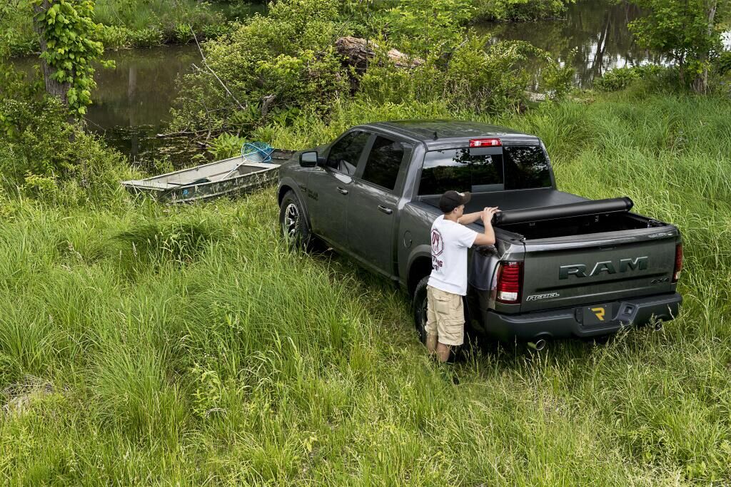 TruXedo Deuce Tonneau Cover - Black - 2007-2013 Chevy Silverado/GMC Sierra 1500/2007-2014 2500 HD/3500 HD 6' 6" Bed with Cargo Management System