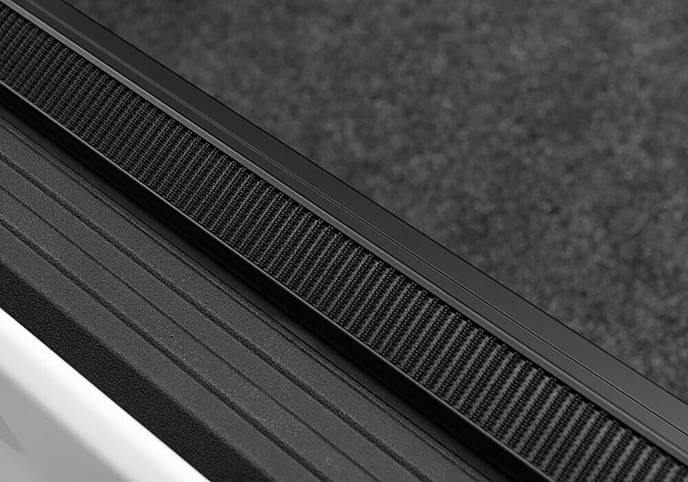 TruXedo Lo Pro Tonneau Cover - Black - 2020-2027 Jeep Gladiator with or without Trail Rail System