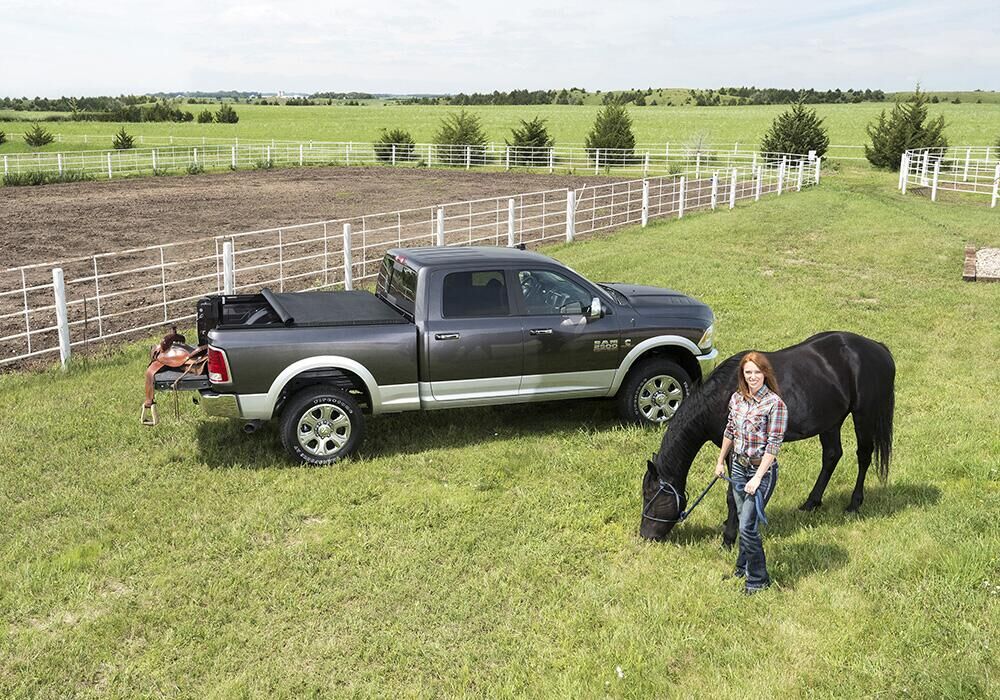TruXedo TruXport Tonneau Cover - Black - 2004-2015 Nissan Titan 5' 6" Bed with Utili-Track System